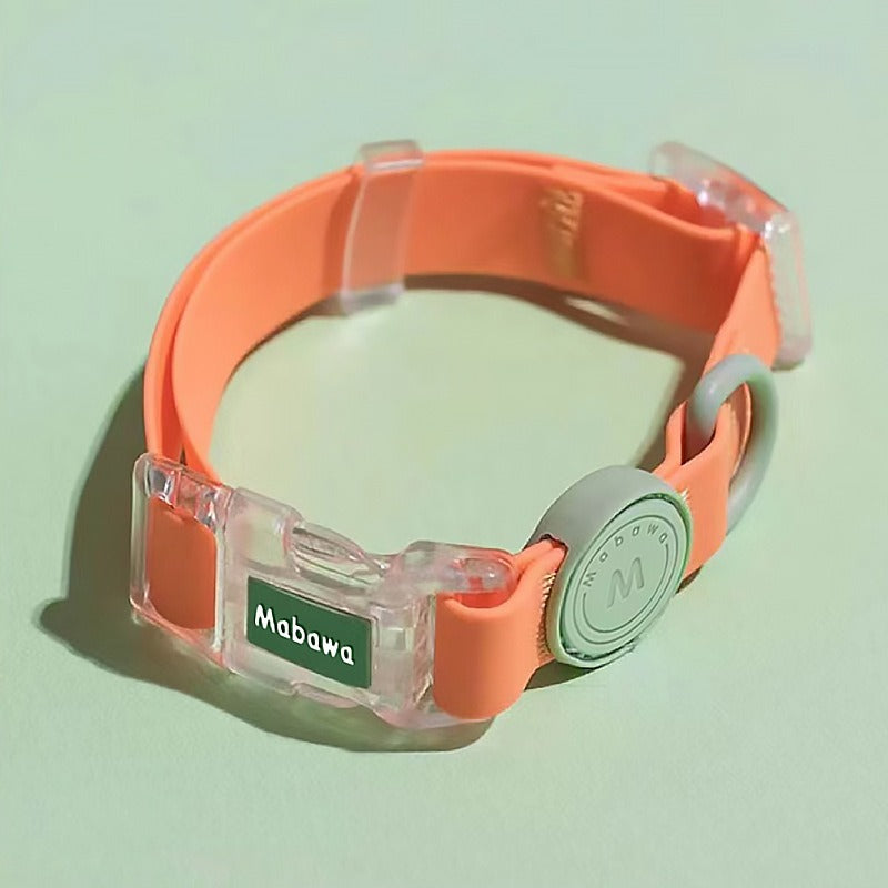 Persikoring – halsband i persika med gröna detaljer