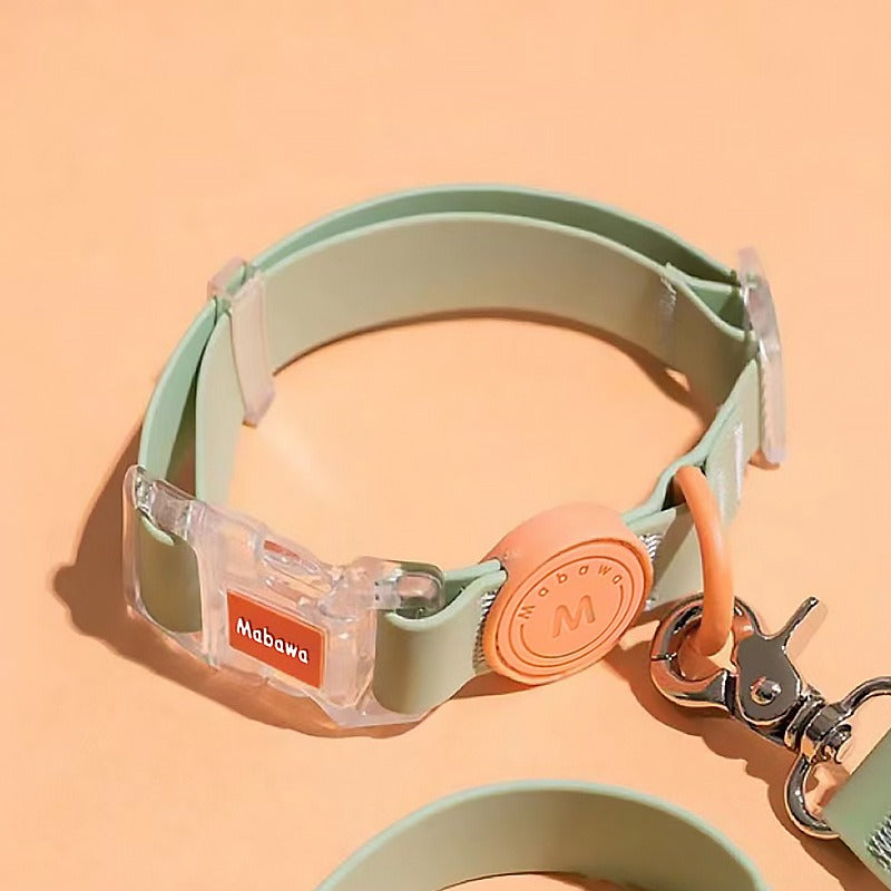Päronsplitt – halsband i salviagrönt med persikodetaljer